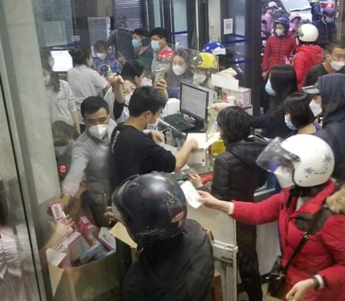 Số lượng F0 tăng cao, người dân đổ xô đi mua kit xét nghiệm COVID-19 Số lượng F0 tăng cao, người dân đổ xô đi mua kit xét nghiệm COVID-19