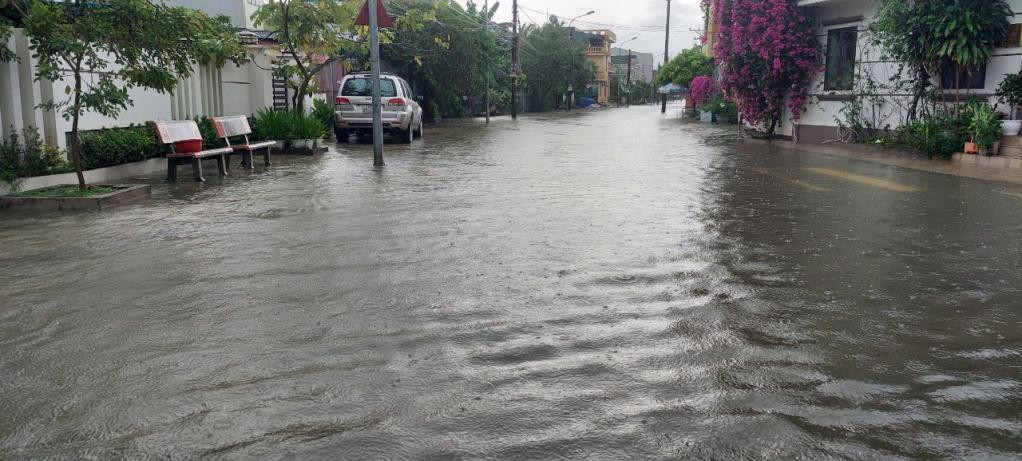 Ở huyện Hải Hà, mưa lớn làm ngập sâu nhiều tuyến đường trong khu phố Hải Tân, thị trấn Quảng Hà.