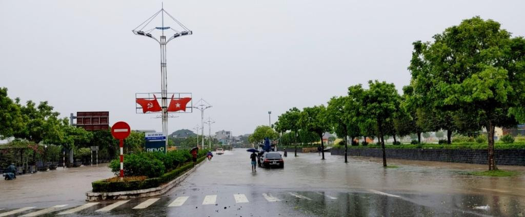 Đại lộ Hòa Bình của thành phố Móng Cái bị ngập nước cục bộ vào sáng 1/10 khiến các phương tiện giao thông qua khu vực này gặp khó khăn. Nước trên sông biên giới giữa Việt Nam-Trung Quốc dâng cao.