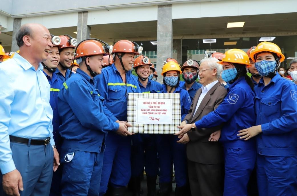 Tổng Bí thư Nguyễn Phú Trọng tặng quà cho cán bộ, công nhân công ty than Vàng Danh.