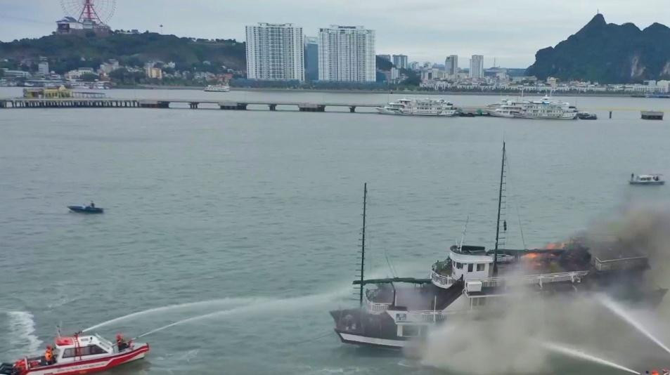 Được ứng cứu từ rất sớm nhưng ngọn lửa vẫn thiêu rụi nhiều vật dụng trên tàu.