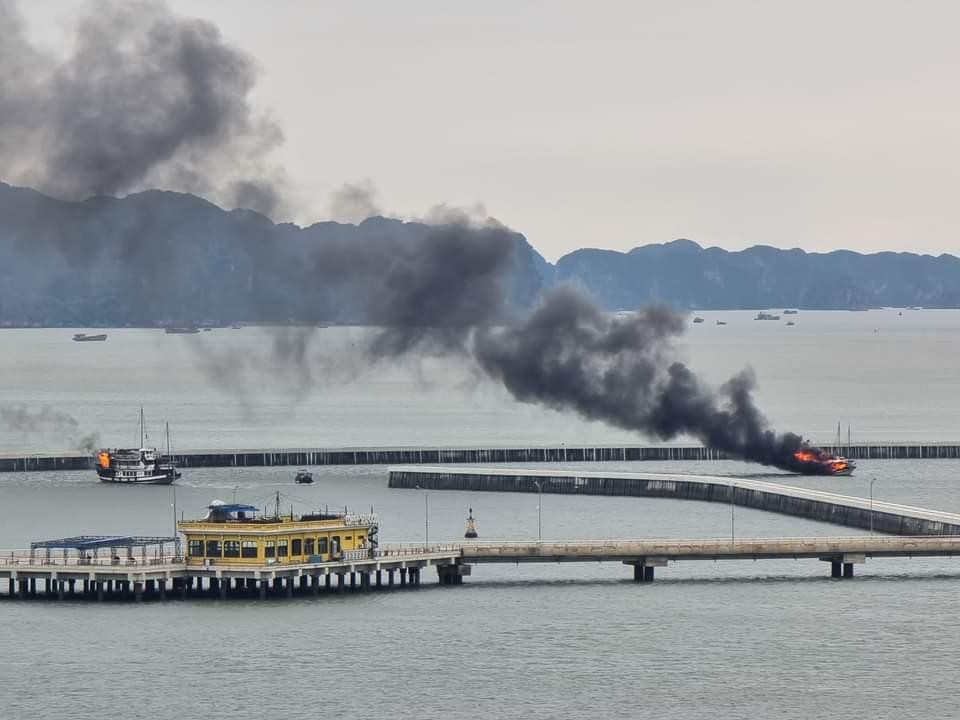 Do ngọn lửa bốc lên quá nhanh kèm theo gió mạnh nên cả 2 con tàu bốc cháy dữ dội.