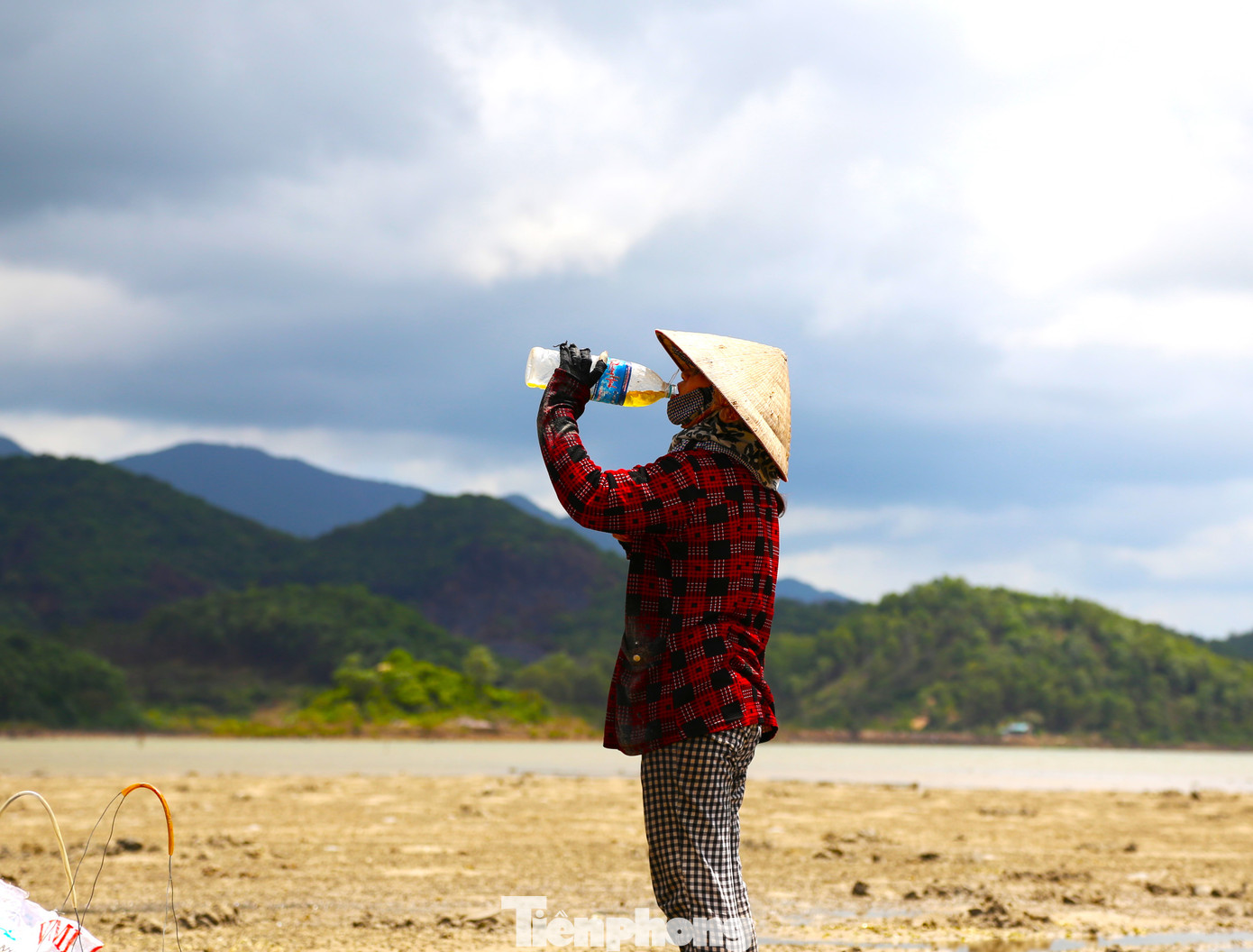 Để đào được "vàng ròng" trên cát cũng không phải việc dễ dàng. Ngư dân phải đổ mồ hôi giữa trưa nắng hè đào bới hàng nghìn hang sá sùng trên cát. Để đào được "vàng ròng" trên cát cũng không phải việc dễ dàng. Ngư dân phải đổ mồ hôi giữa trưa nắng hè đào bới hàng nghìn hang sá sùng trên cát.