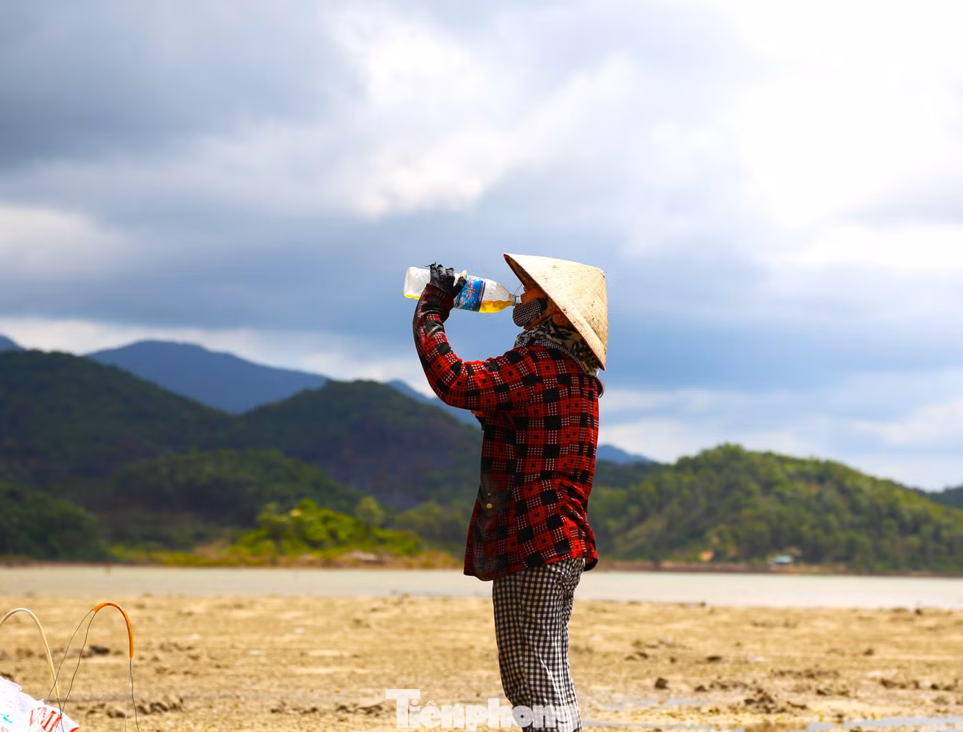 Để đào được "vàng ròng" trên cát cũng không phải việc dễ dàng. Ngư dân phải đổ mồ hôi giữa trưa nắng hè đào bới hàng nghìn hang sá sùng trên cát.