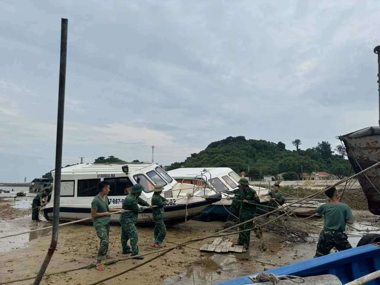 Các phương tiện thủy được cố định chắc chắn trước khi bão đổ bộ.