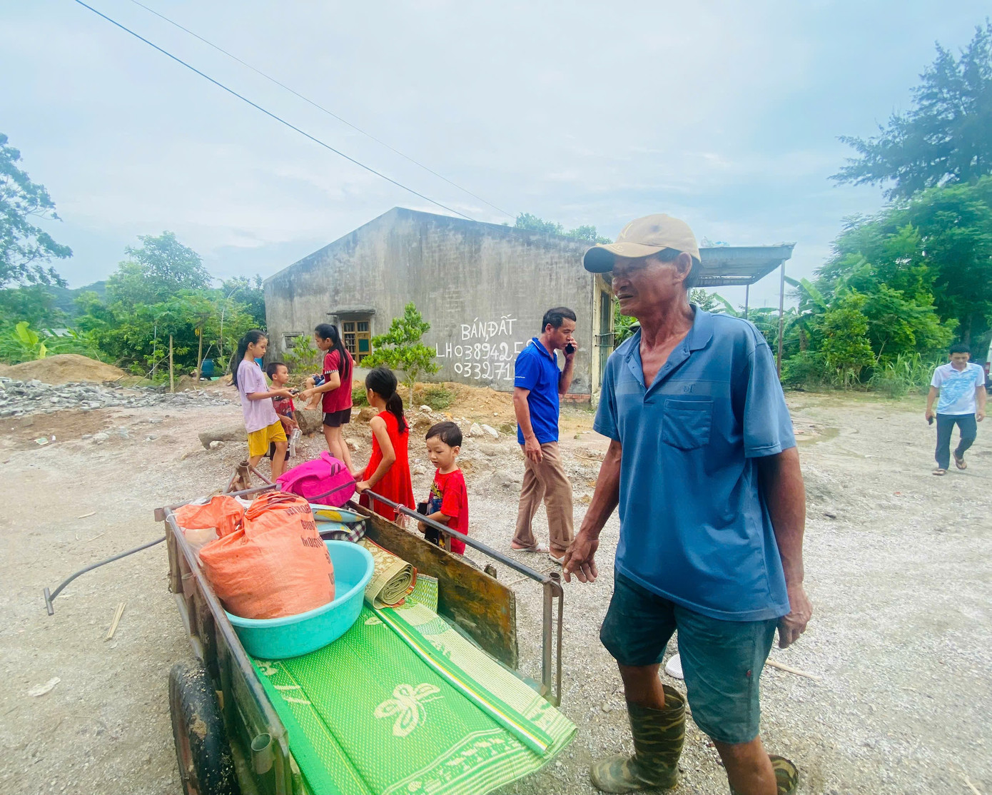 Huyện cũng yêu cầu các thôn, khu tiếp tục rà soát từng hộ dân, số nhân khẩu đang sinh sống tại căn nhà cấp 4.