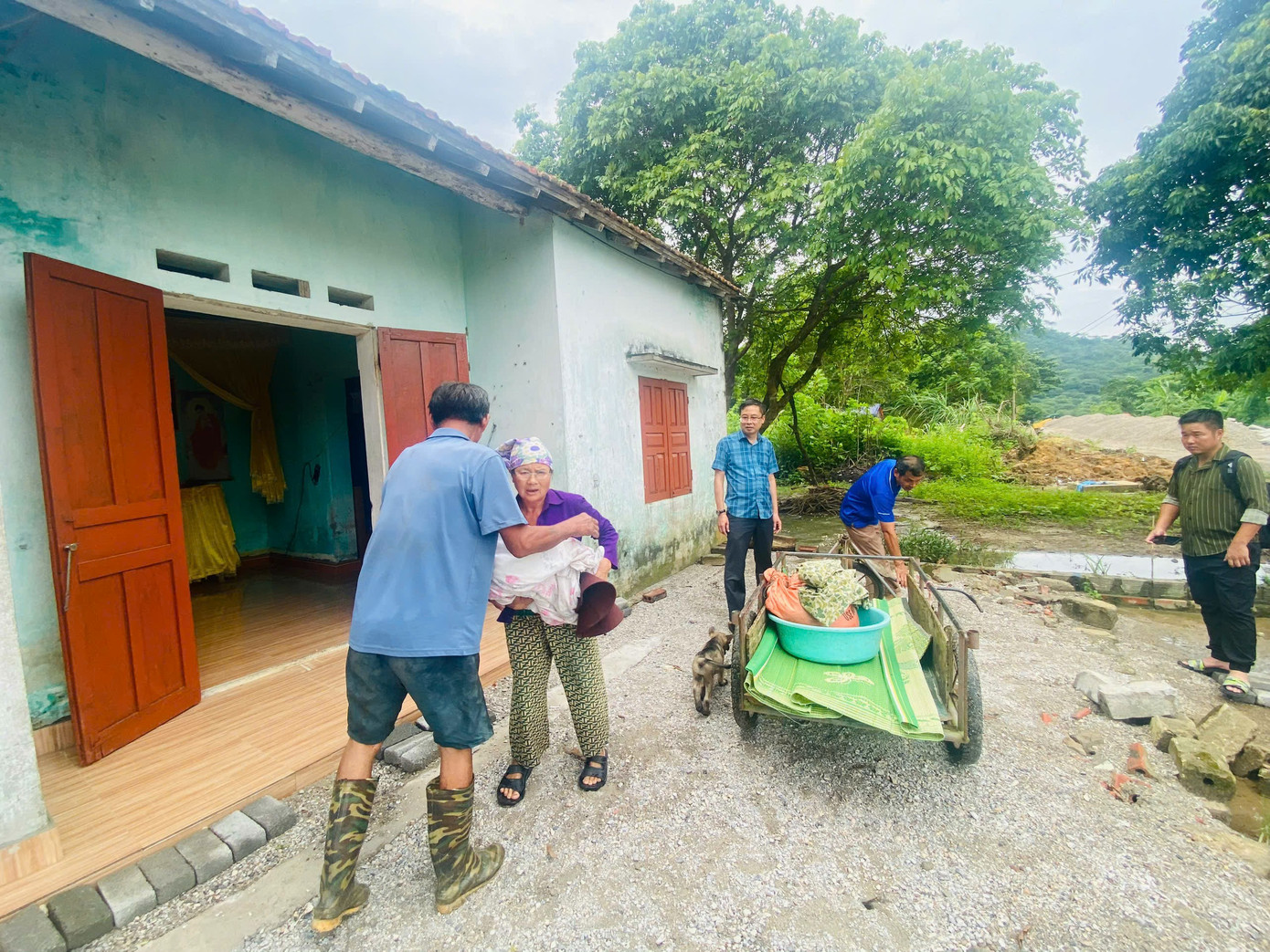 Huyện đã hướng dẫn người dân chằng chống nhà cửa; rà soát các hộ gia đình có nhà ở không đảm bảo an toàn, có nguy cơ sụp đổ để bố trí nơi tránh trú, đảm bảo các điều kiện sinh hoạt tối thiểu và hoàn thành sơ tán người dân đến nơi an toàn.