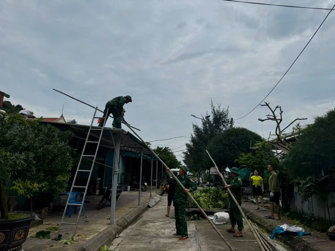 Gia cố lại mái nhà cho người dân trên đảo.