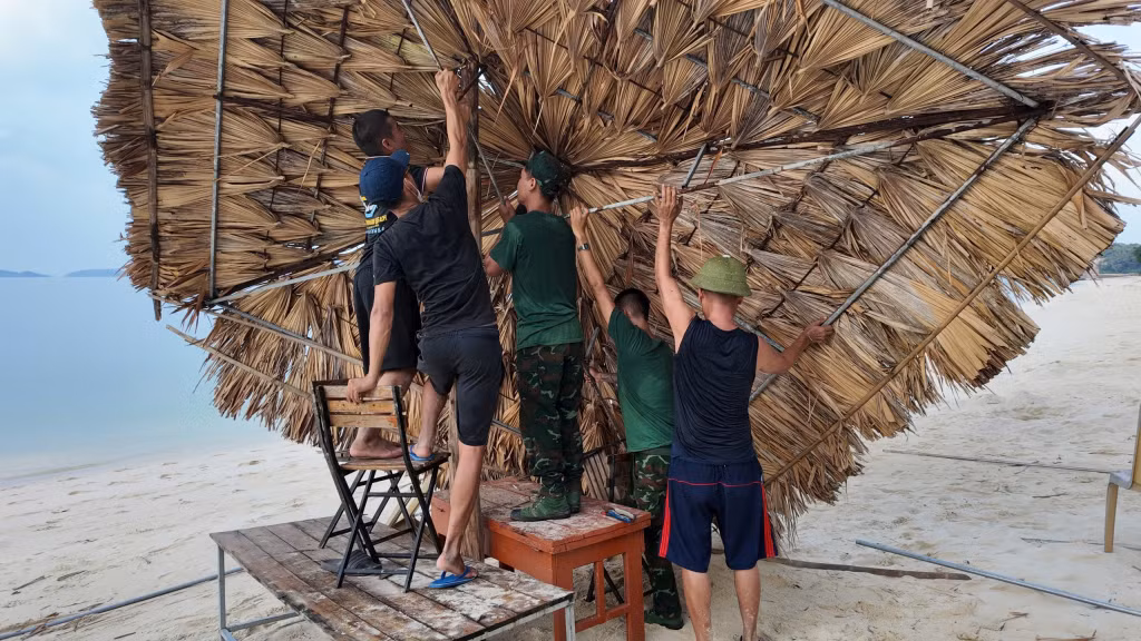 Sáng 6/9, thời tiết tại Cô Tô vẫn có nắng, các lực lượng tranh thủ giúp người dân phòng chống bão số 3.