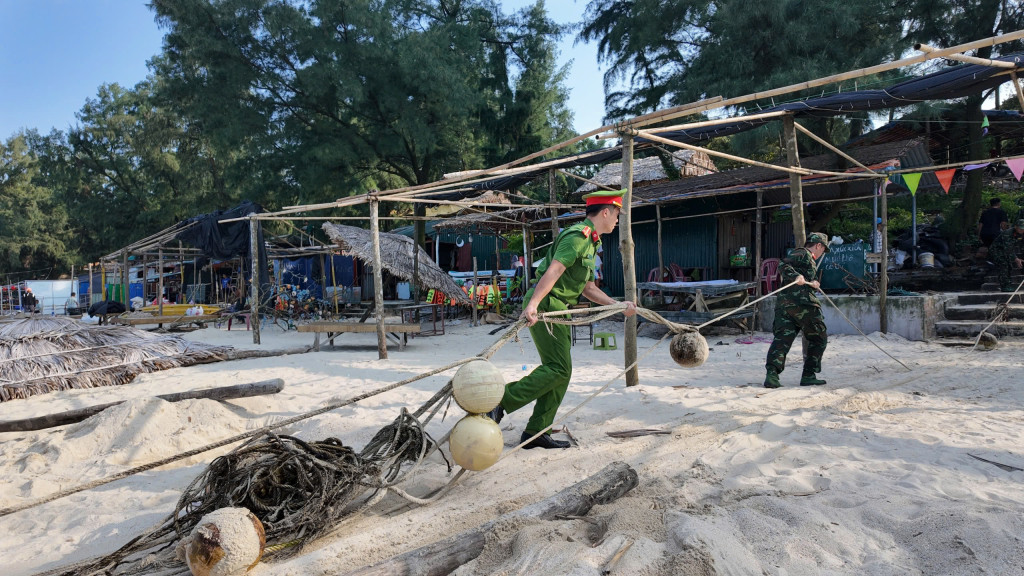Tại đảo Cô Tô, các lực lượng chức năng căng mình giúp người dân dọp dẹp hàng quán, bảo vệ tài sản.