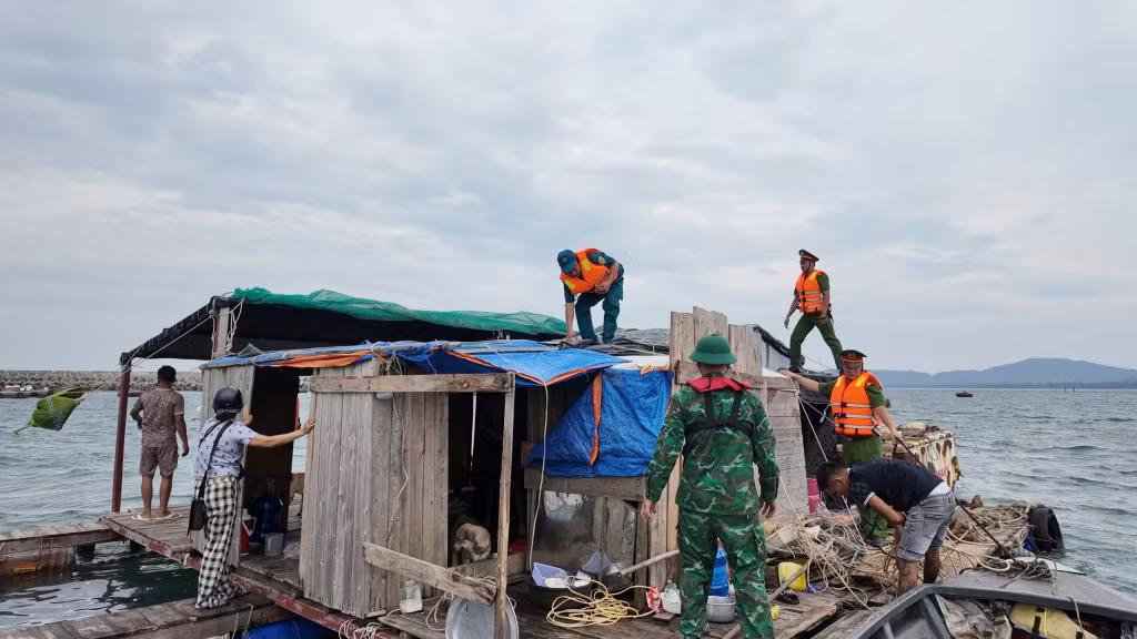 Các khu nuôi trồng thủy sản của người dân cũng được lực lượng chức năng hỗ trợ và khuyến cáo người dân không được ở lại trên bè khi bão đổ bộ.