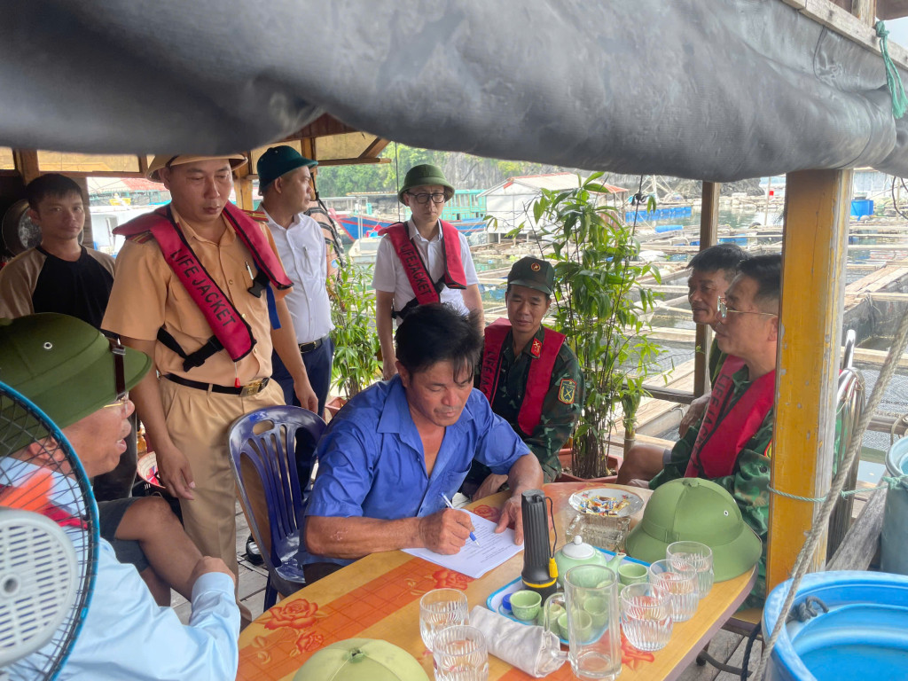 Lực lượng chức năng kêu gọi người dân về bờ tránh trú bão an toàn.