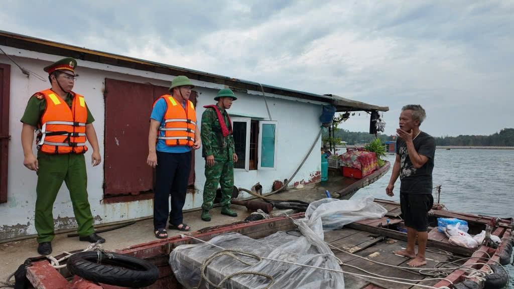 Trước 16h ngày 6/9, huyện đã tổ chức sơ tán người dân trên lồng bè, chòi canh nuôi trồng thủy sản đến nơi an toàn.