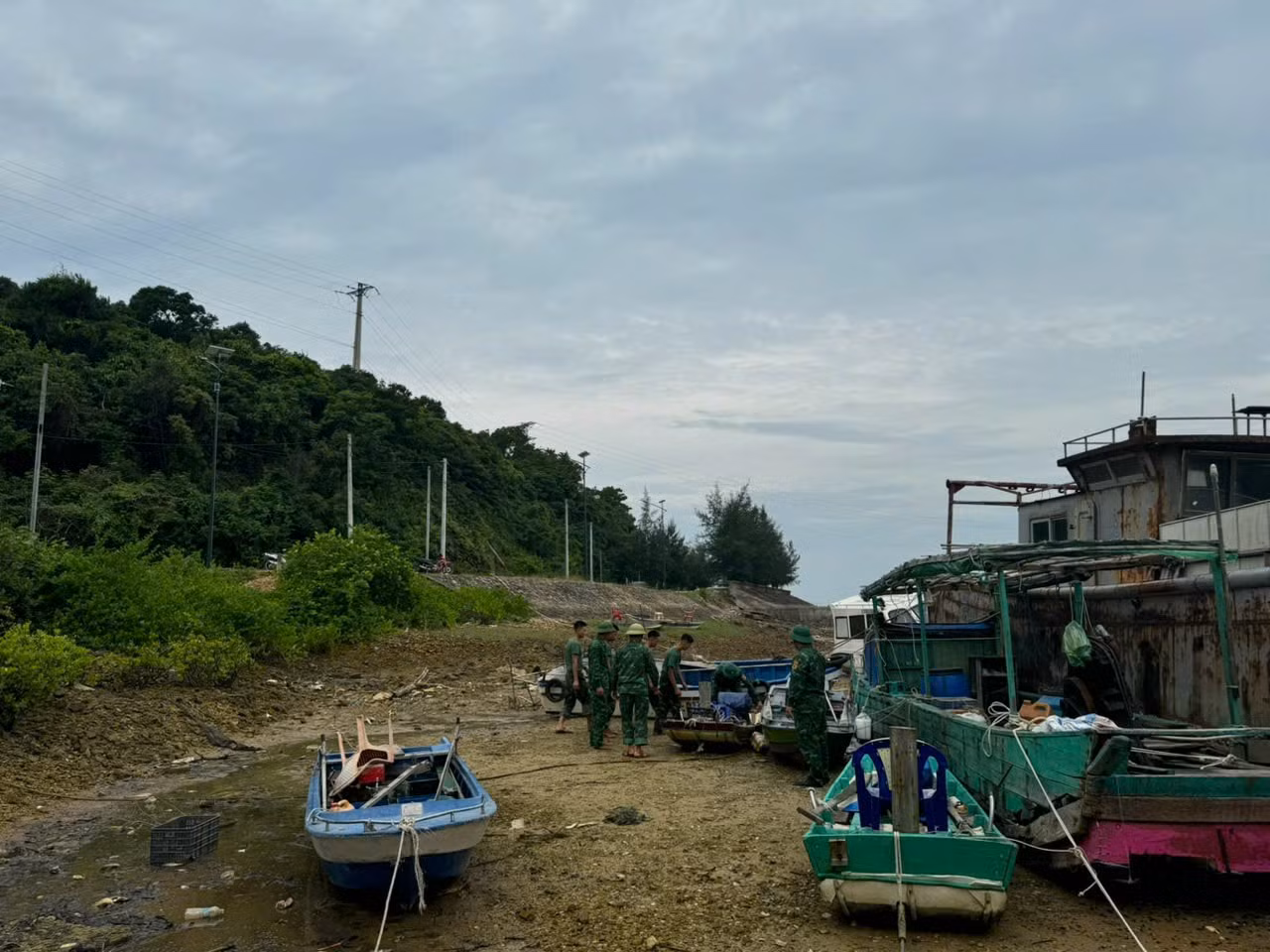 Các phương tiện được đưa vào nơi tránh trú bão an toàn.