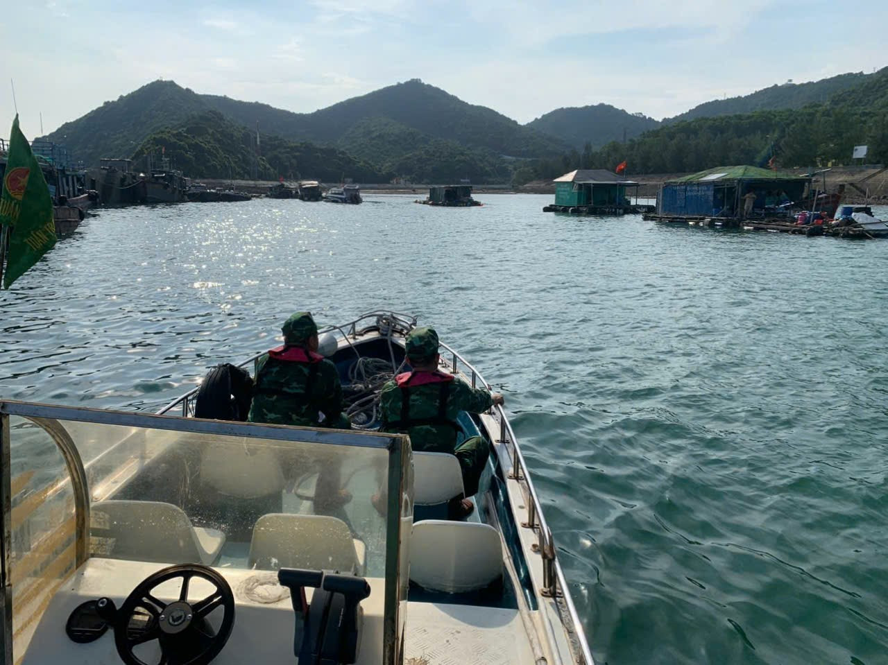 Lực lượng biên phòng đảo Trần cũng tuyên truyền, hỗ trợ ngư dân nuôi lồng bè chằng néo phương tiện, tài sản trước khi bão đổ bộ.