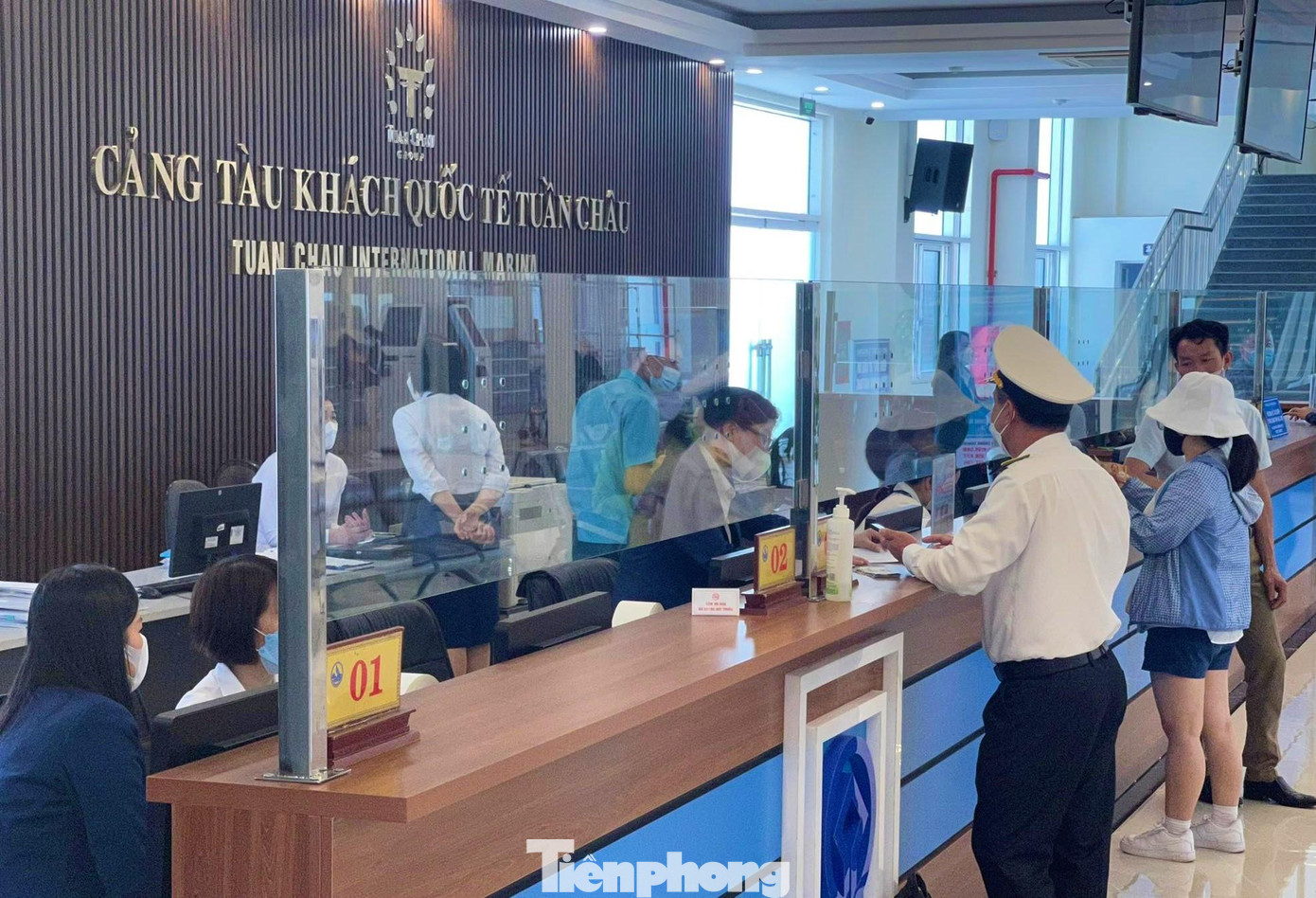 Du khách đến Hạ Long nhân dịp nghỉ lễ Giỗ Tổ Hùng Vương là tín hiệu vui cho một mùa du lịch đang chờ phía trước. Quảng Ninh đang cố gắng lấy lại vị thế là điểm đến hấp dẫn của Việt Nam và thế giới.