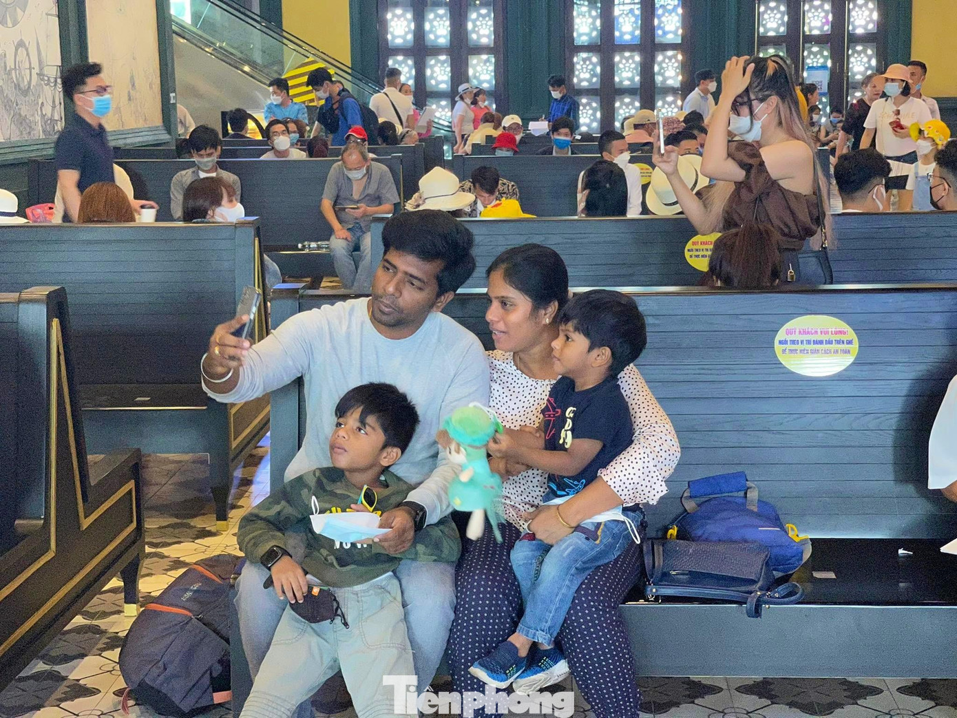 Theo đại diện Ban quản lý Cảng tàu khách Quốc tế Hạ Long, lượng du khách nước ngoài đang chiếm khoảng 10% tổng lượng du khách thăm vịnh.