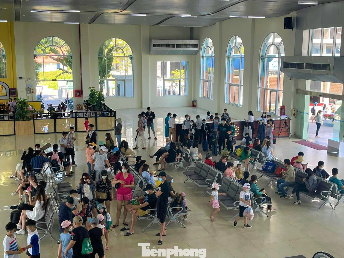 Tại Cảng tàu Quốc tế Tuần Châu, lượng khách đến đây cũng khá đông, hình ảnh hiếm thấy sau 2 năm dịch bệnh hoành hành.