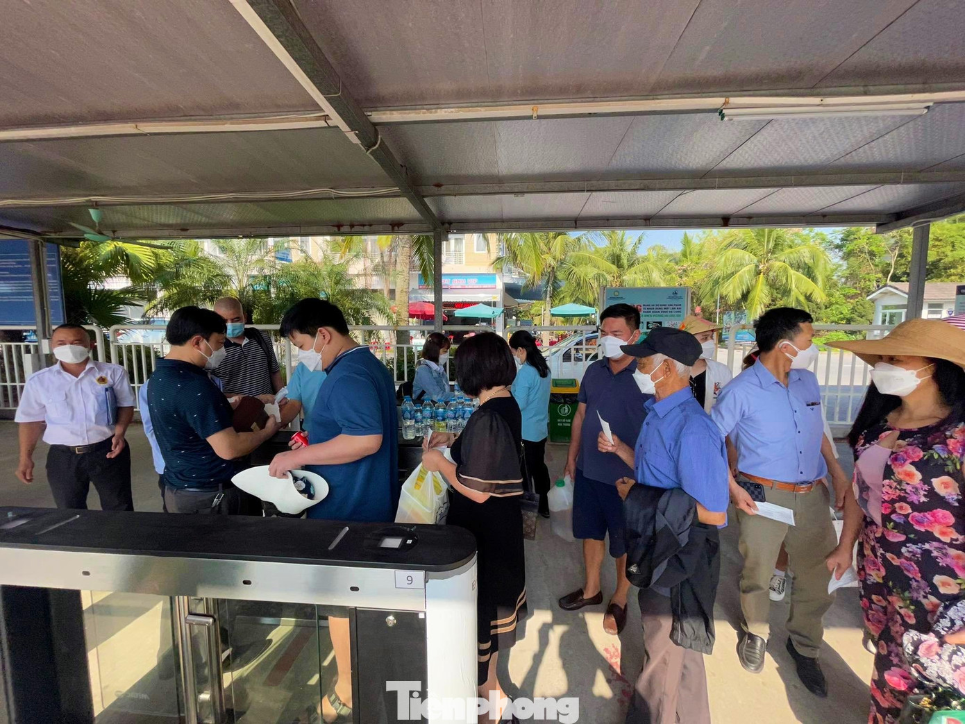 Mặc dù được mở cửa du lịch hoàn toàn nhưng du khách đến Hạ Long vẫn nghiêm túc thực hiện các biện pháp 5K để đảm bảo an toàn dịch bệnh.