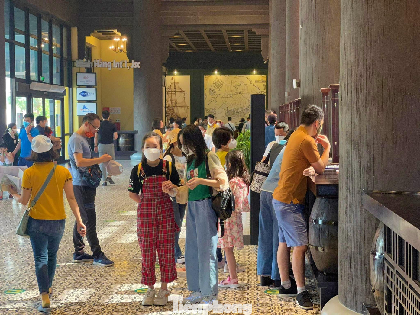 Du khách đi theo đoàn hoặc nhiều nhóm nhỏ để giảm chi phí.