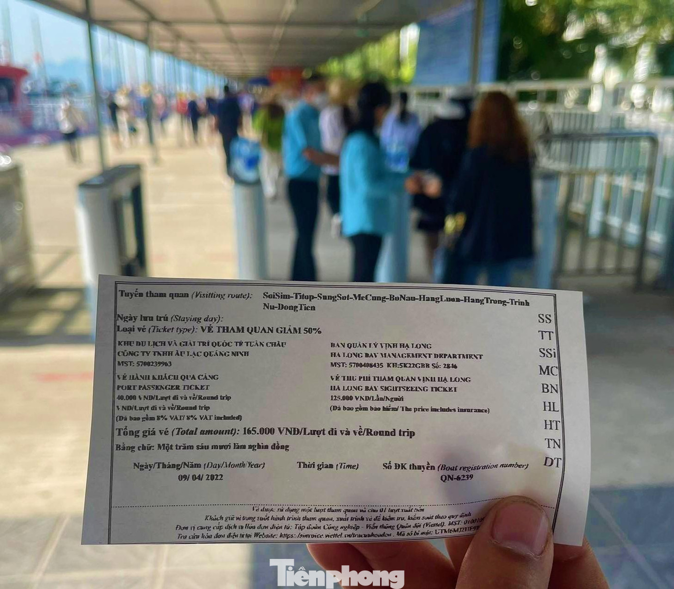 CŨng nhân dịp mở cửa du lịch, Quảng Ninh tiếp tục tung các gói kích cầu du lịch bằng cách giảm giá vé tham quan, thậm chí miễn phí vé tham quan cho một số điểm du lịch trong tỉnh.