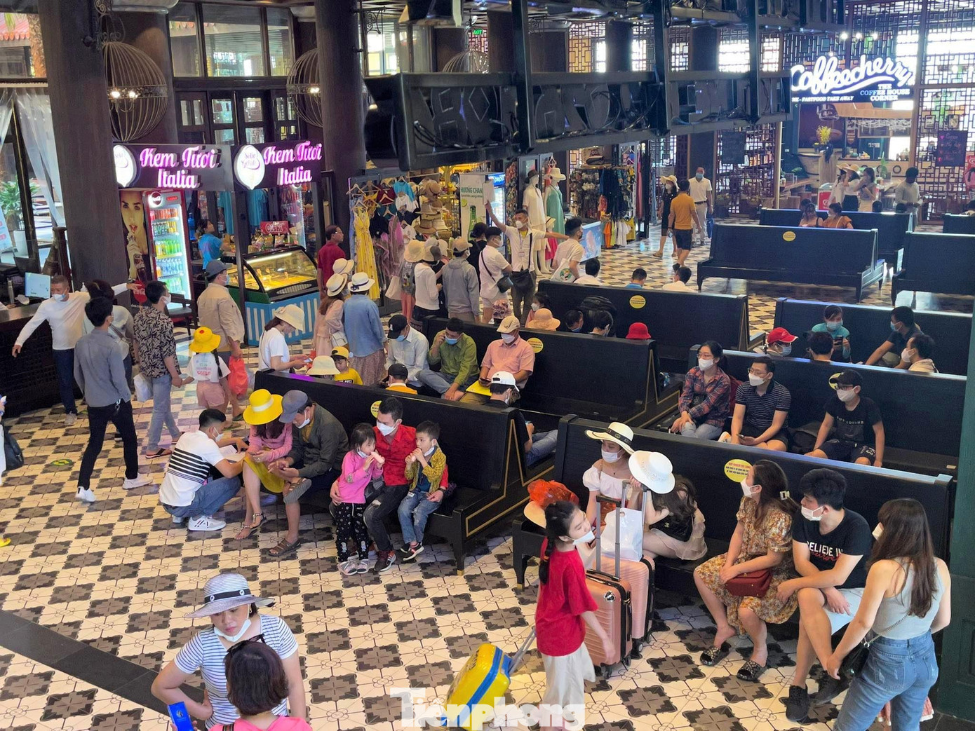 Có mặt tại Cảng tàu Quốc tế Hòn Gai, Hạ Long (Quảng Ninh) vào sáng 9/4, hàng nghìn lượt khách lần lượt xuống tàu tham quan vịnh Hạ Long.