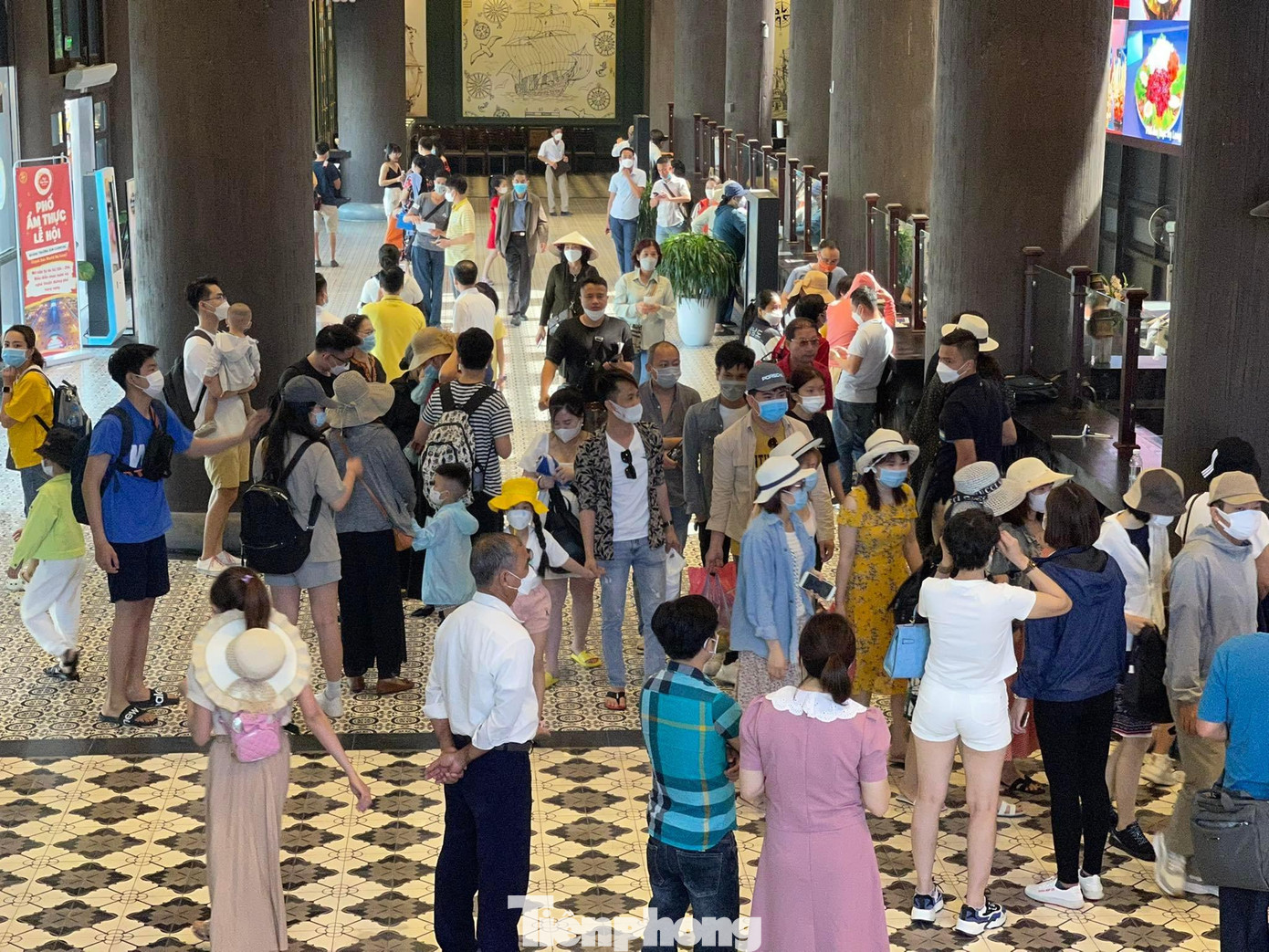 &quot;Nhân dịp nghỉ lễ Giỗ Tổ Hùng Vương, cả gia đình tôi chọn Hạ Long là điểm đến du lịch. Hệ thống hạ tầng giao thông được nâng cấp nên từ Phú Thọ về Hạ Long chỉ mất vài tiếng. Mùa hè được về Hạ Long tắm biển là thích nhất&quot;, chị Hà Thị Thu, một du khách đến từ Phú Thọ cho biết.