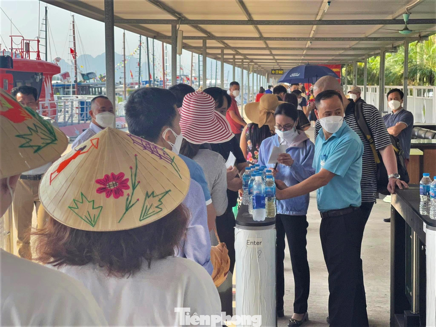 &quot;Cứ được phục vụ khách là vui. Có khách đồng nghĩa với việc chúng tôi không còn thất nghiệp, dù ít dù nhiều chúng tôi vẫn luôn phục vụ nhiệt tình&quot;, Chị Hoa, chủ tàu du lịch Hạ Long nói.