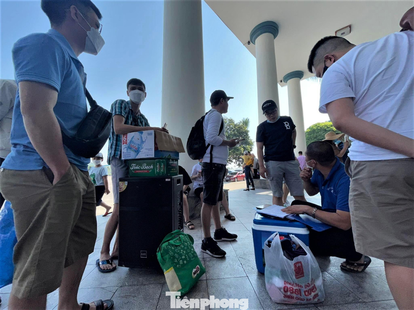 Nhiều nhóm du khách mang theo đồ ăn và cả loa kéo để có 1 chuyến đi vui vẻ hơn.