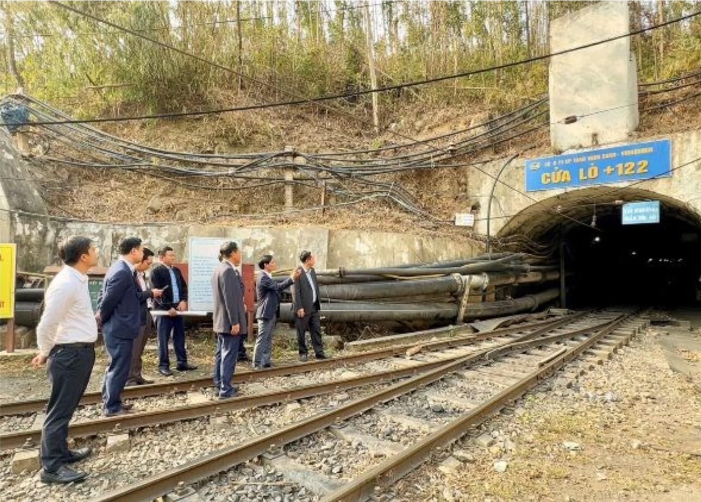 Lãnh đạo TP. Uông Bí cùng doanh nghiệp nghiên cứu tổ chức tour thăm quan hầm lò.