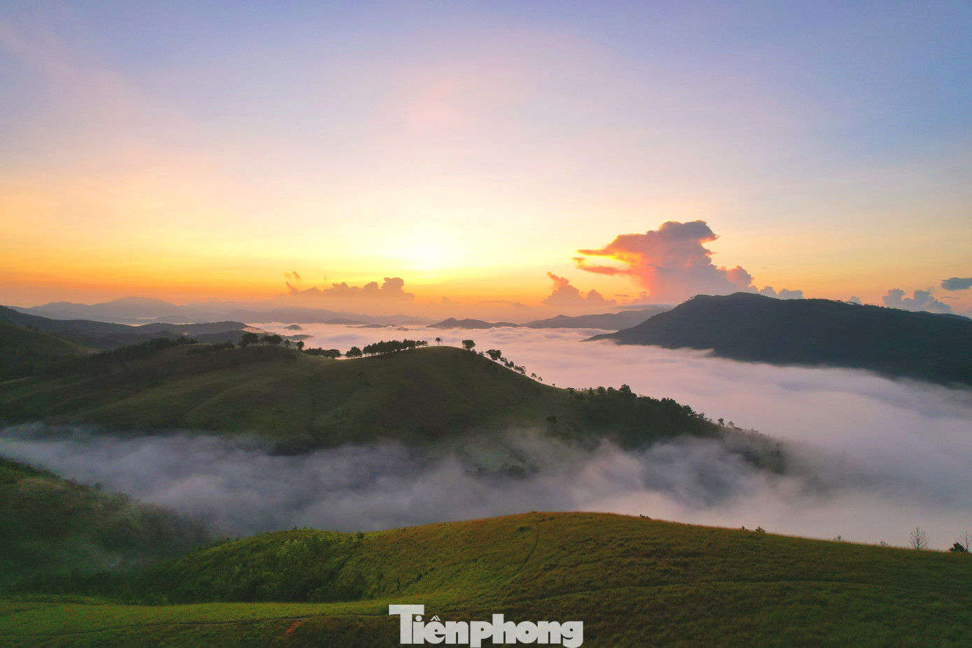 "Bấy lâu chỉ nghe bạn bè kể và xem hình ảnh qua mạng xã hội, nay gia đình tôi mới quyết định lên đây cắm trại qua đêm để săn mây. Không khí vừa trong lành, mát mẻ, cảnh sắc vô cùng tuyệt vời không khác gì những điểm du lịch nổi tiếng khác", chị Thu Giang, du khách đến từ Cẩm Phả chia sẻ.