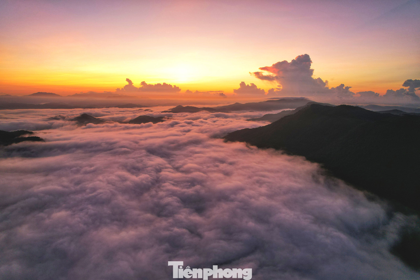 Những đám mây xa tít chân trời được mặt trời chiếu rọi hiện lên như rồng đang phun mây xuống hạ giới.