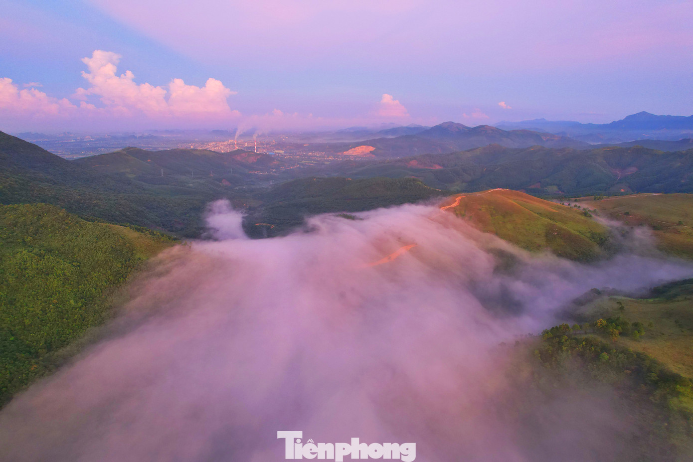 Nơi đây được ví như thảo nguyên hoang sơ, bao quanh là những ngọn núi nhấp nhô, hàng thông xanh rì.