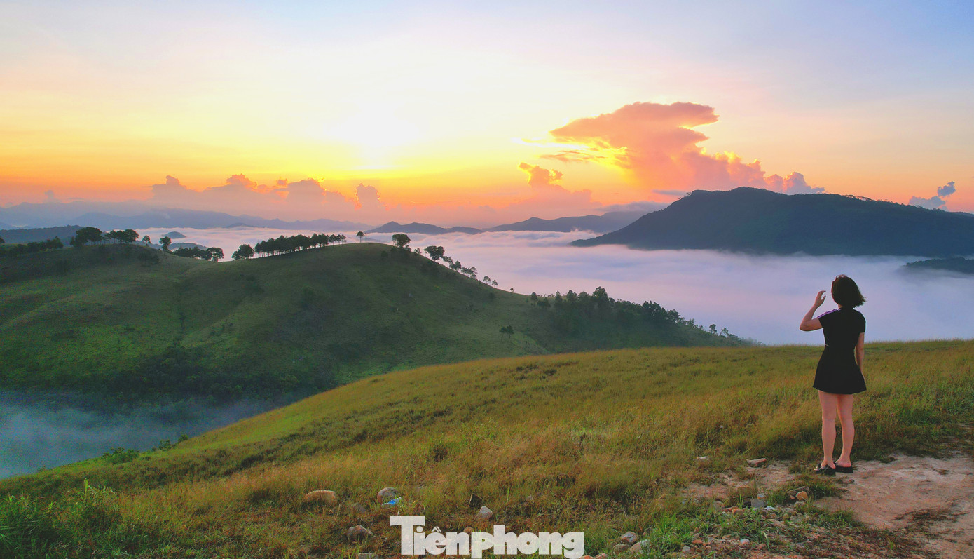 Cảnh sắc đẹp nhất của Phượng Hoàng là lúc bình minh từ khi mây còn bao phủ đến lúc những tia nắng đầu ngày xuất hiện hoặc cảnh chiều tà khoảnh khắc hoàng hôn rực rỡ. Những vẻ đẹp này sẽ khiến bất kỳ ai cũng đều mê mẩn khi ngắm nhìn.