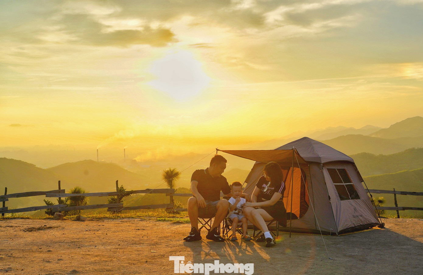 Để săn được mây trên đỉnh Phượng Hoàng, nhiều người đã chọn cắm trại qua đêm mới bắt được những khoảnh khắc "có một không hai" này.