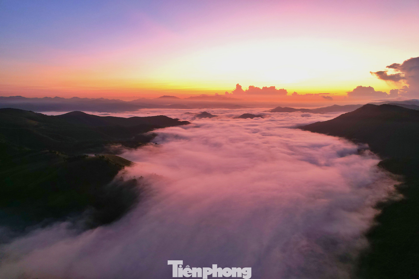 Đứng trên đỉnh núi vào thời khắc hừng đông, trước mặt là cả một biển mây vô cùng kỳ vỹ.