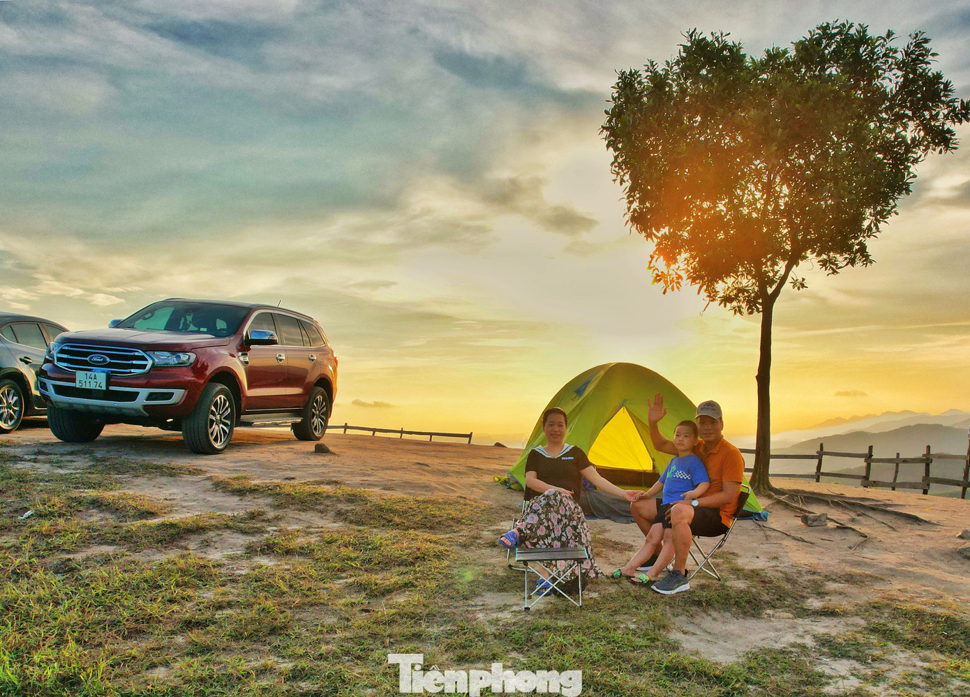 Đặc biệt, đỉnh núi chỉ có duy nhất một cây và tán cây tự phát triển thành hình trái tim khiến nhiều người mê mẩn với cảnh sắc nơi này.