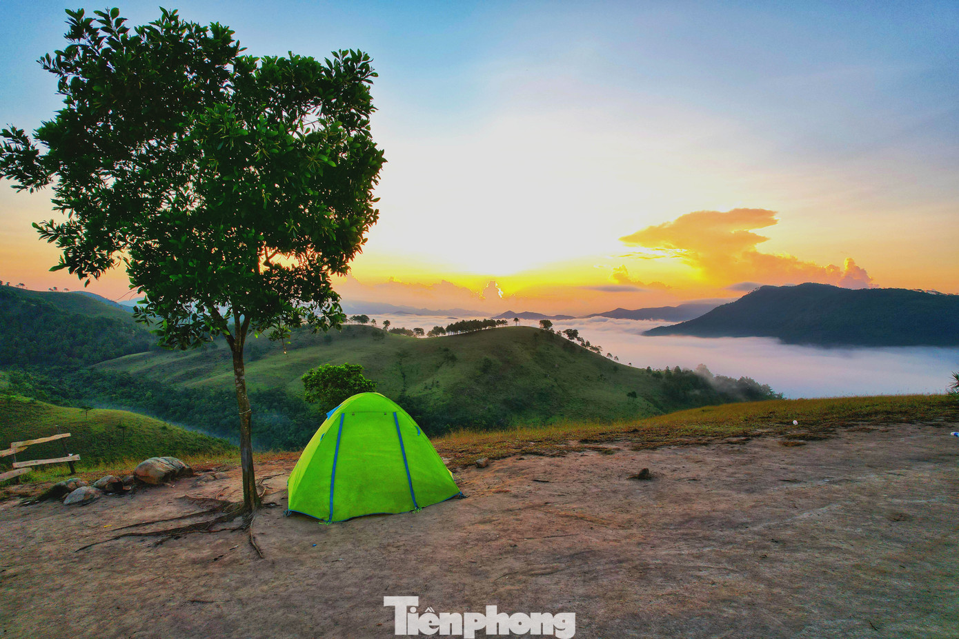 Cách TP Hạ Long chừng 40km về phía Tây, đỉnh Phượng Hoàng - Uông Bí hội tụ đủ những điều mà dân thích xê dịch yêu thích.