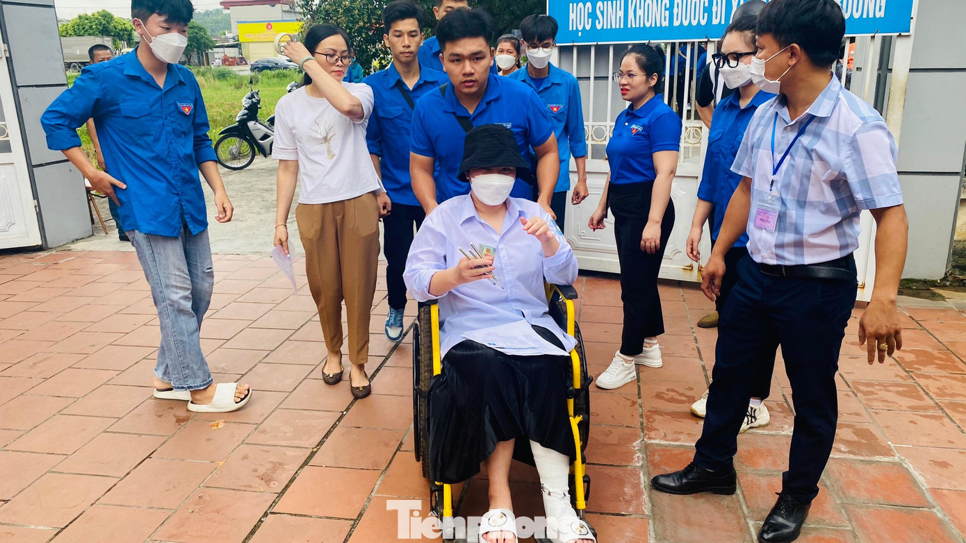 Kết thúc môn Ngữ Văn sáng nay, thí sinh T. T. H. lại được các bạn tình nguyện viên đón.