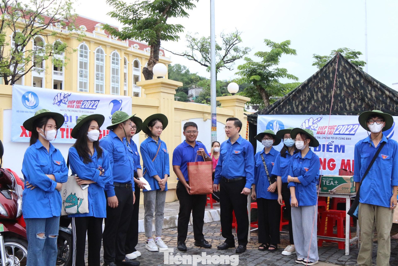 &quot;Hoạt động Tiếp sức mùa thi góp phần tạo môi trường để đoàn viên, thanh niên phát huy tinh thần tình nguyện, rèn kỹ năng làm việc nhóm và ý thức trách nhiệm đối với cộng đồng. Đây cũng là nguồn động viên giúp thí sinh tự tin bước vào phòng thi, góp phần đảm bảo kỳ thi tốt nghiệp THPT diễn ra an toàn, hiệu quả, thành công&quot;, anh Hoàng Văn Hải, Bí thư Tỉnh Đoàn Quảng Ninh nói.