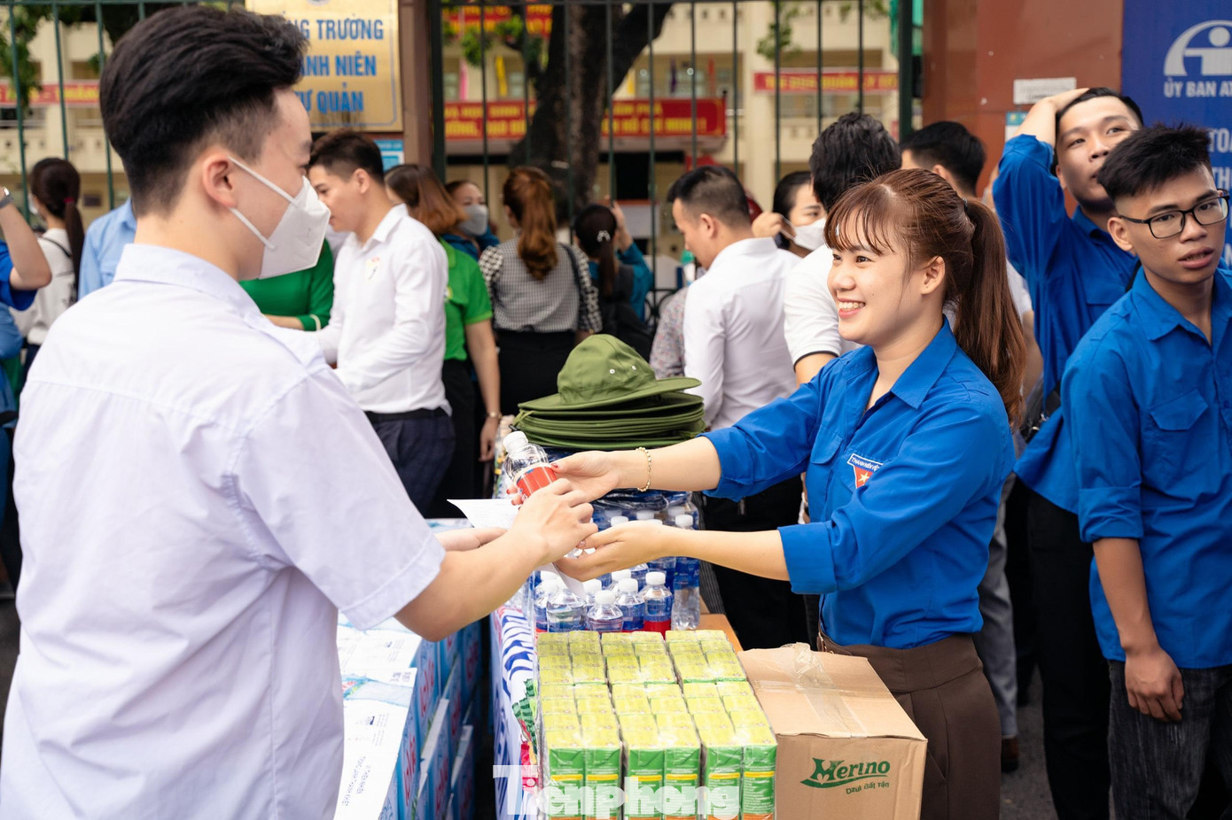 Được chia thành 37 đội hình Tiếp sức mùa thi, Quảng Ninh có gần 1.500 tình nguyện viên tham gia, thực hiện các nhiệm vụ hỗ trợ thí sinh trong kỳ thi tốt nghiệp THPT năm 2022.