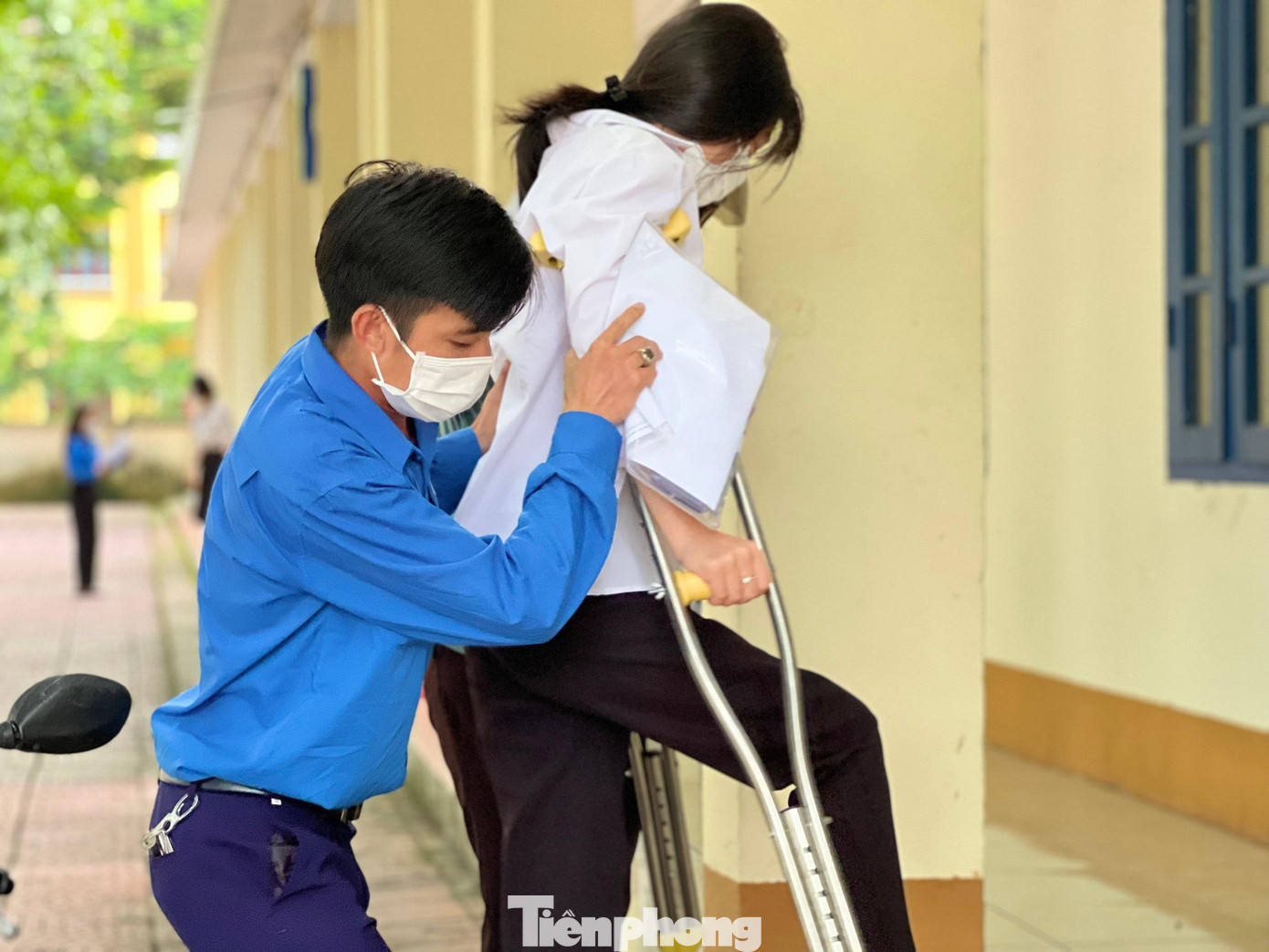 Tại điểm thi trường THPT Tiên Yên, các bạn tình nguyện viên cũng tích cực hỗ trợ các thí sinh bị khuyết tật và bị thương khiến việc di chuyển khó khăn.