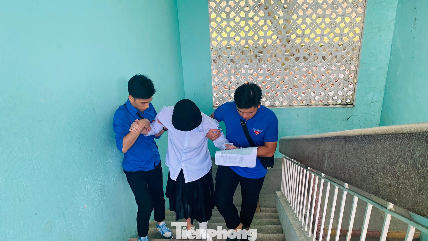 &quot;Chân em vẫn còn đau nên không thể tự đi lên cầu thang. Nhờ các anh chị tình nguyện viên không quản khó khăn đã nhiệt tình giúp đỡ em di chuyển đến phòng thi kịp giờ. Các anh chị cũng hứa sẽ hỗ trợ em di chuyển trong tất cả các môn thi còn lại&quot;, thí sinh T. T. H, điểm thi trường THPT Nguyễn Bình, thị xã Đông Triều chia sẻ.