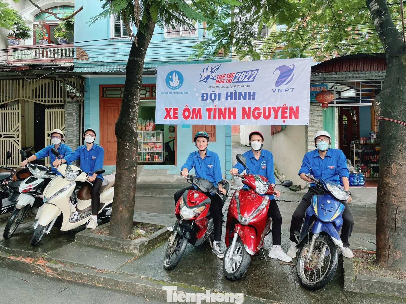 Ngoài ra, lực lượng này cũng sẵn sàng đưa đón miễn phí cho các thí sinh có hoàn cảnh khó khăn, vùng sâu, vùng xa, thí sinh khuyết tật, đảm bảo an ninh trật tự, phân luồng giao thông nơi có mật độ giao thông cao.