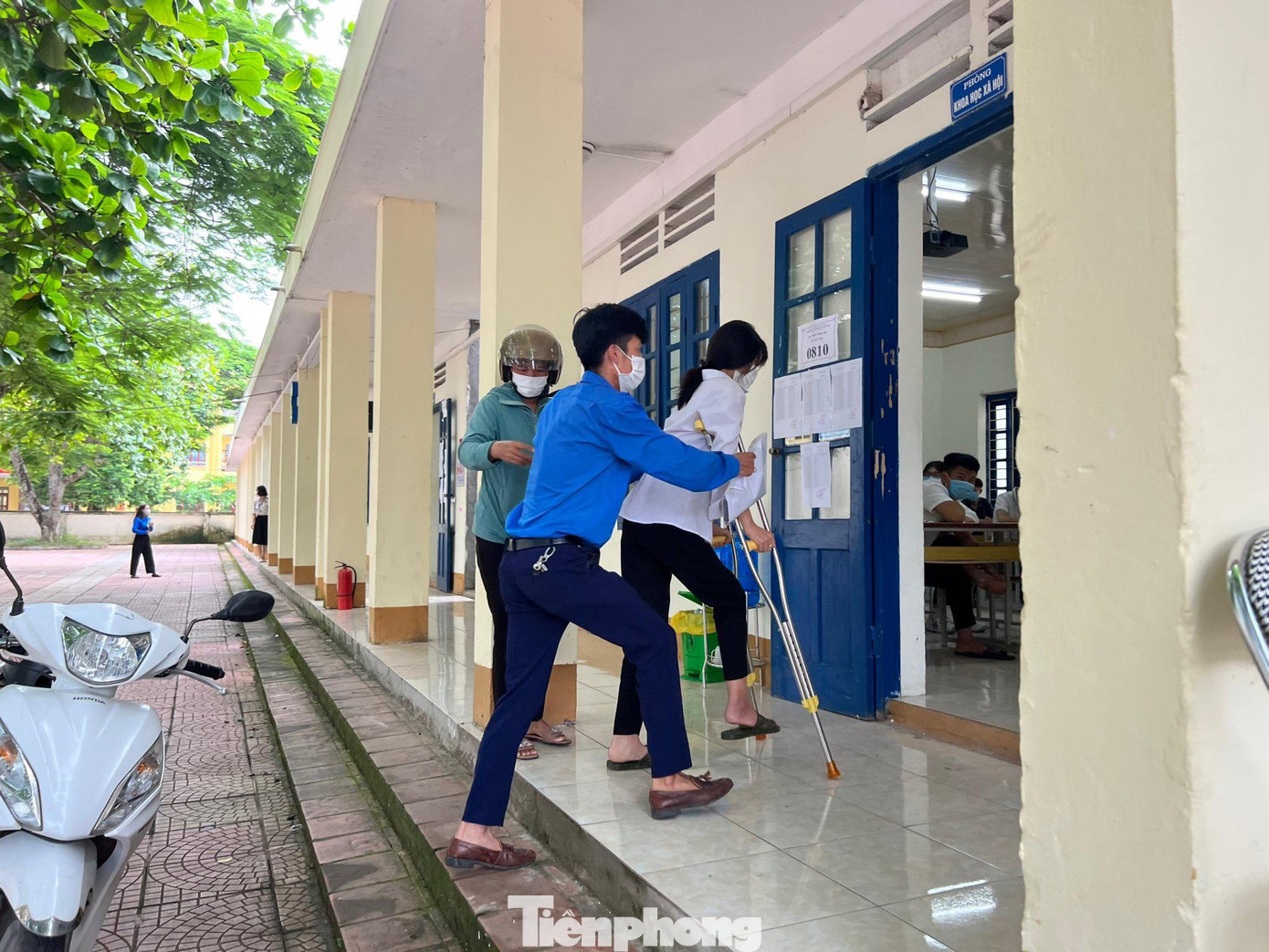 &quot;Từ chiều hôm qua khi xem số báo danh và phòng thi, các anh tình nguyện viên đã hỗ trợ em rất nhiều. Hôm nay đến điểm thi, các anh chị vẫn nhiệt tình giúp đỡ. Em rất xúc động và cảm ơn các anh chị đã giúp em thêm tự tin khi bước vào phòng thi&quot;, thí sinh Khổng Thu Minh lớp 12A THPT Nguyễn Trãi (điểm thi trường THPT Tiên Yên) nói.