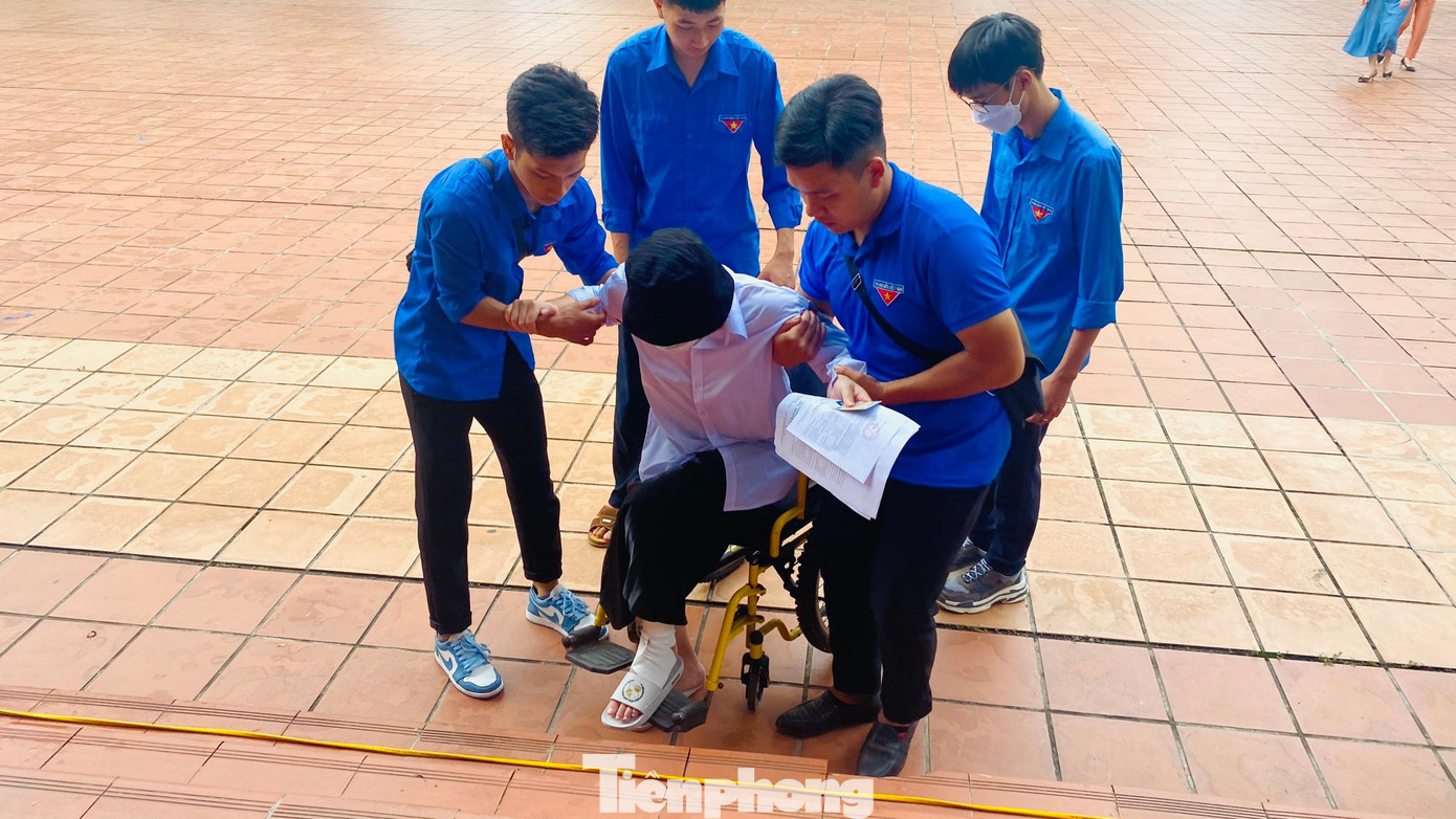 Tại điểm thi trường THPT Nguyễn Bình, thị xã Đông Triều (Quảng Ninh), nhóm tình nguyện viên hỗ trợ một thí sinh bị đau chân do bạn này bị tai nạn cách đây gần một tháng.