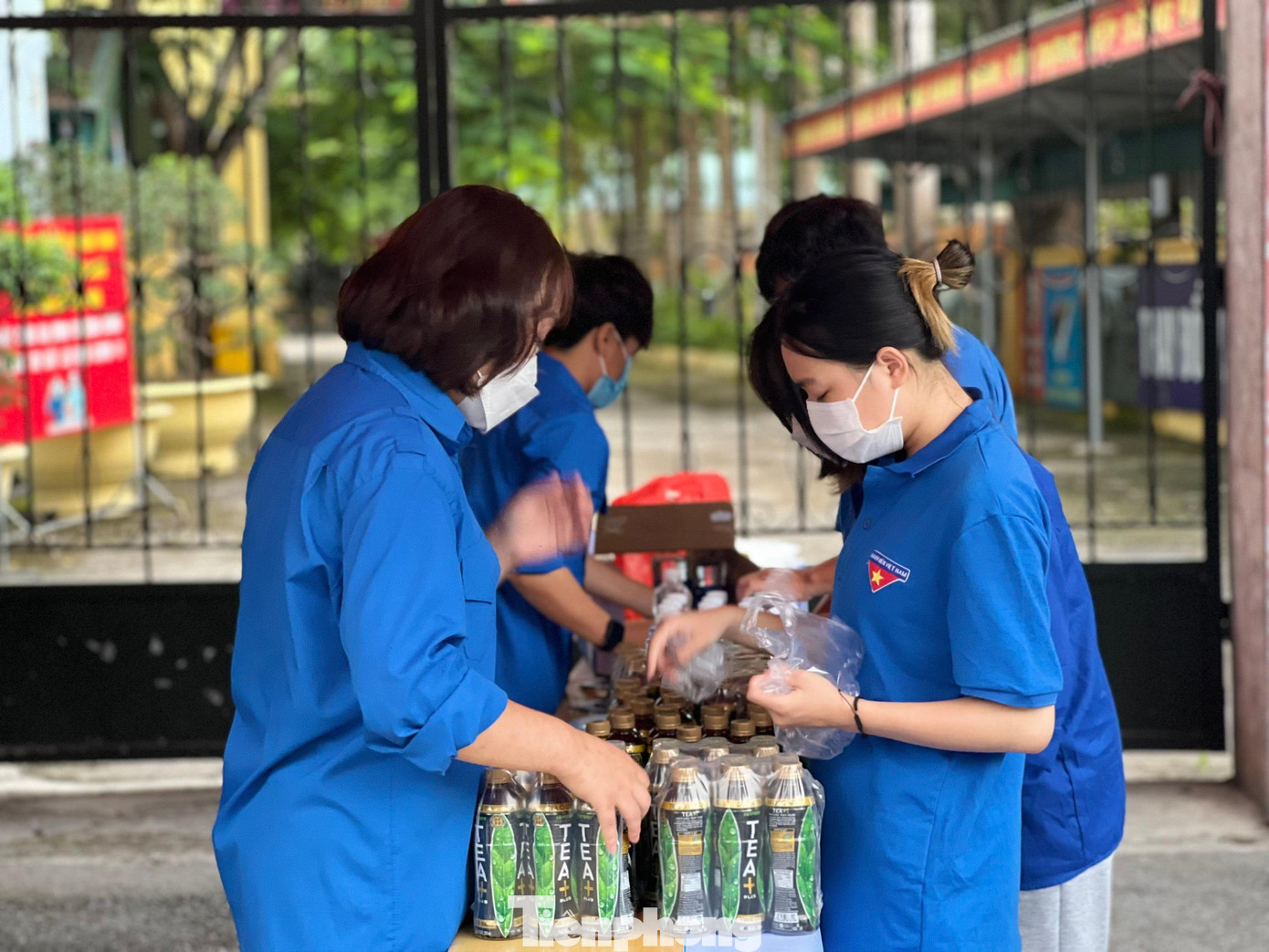 Các bạn tham gia Tiếp sức mùa thi được tập huấn và sẵn sàng tham gia, thực hiện các nhiệm vụ hỗ trợ, tiếp sức nước, đồ ăn nhẹ, khẩu trang, nước rửa tay sát khuẩn, các suất ăn miễn phí… cho thí sinh.