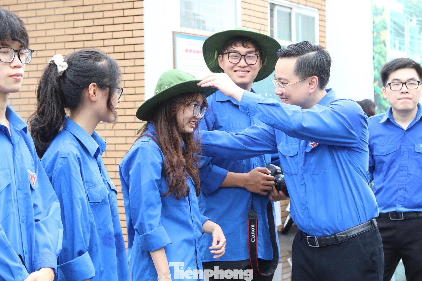 Để kịp thời động viên, khích lệ tinh thần các thí sinh cũng như các tình nguyện viên, anh Hoàng Văn Hải, Bí thư Tỉnh Đoàn Quảng Ninh đã trực tiếp đến một số địa điểm thi để thăm hỏi và tặng quà các đội hình Tiếp sức mùa thi.