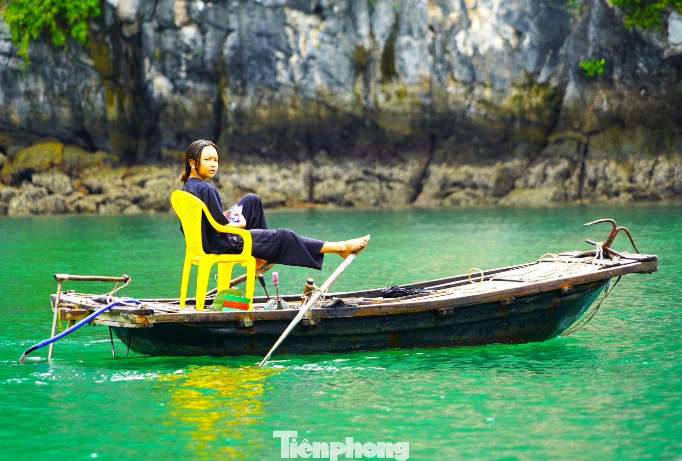 Nằm lênh đênh giữa sóng nước, những con người làng chài đã sống và gắn bó cả cuộc đời mình với biển. Vất vả và bấp bênh, nhưng bằng tâm hồn phong phú, giàu cảm xúc, đời sống văn hóa của ngư dân trên vịnh Hạ Long là cả một kho tàng khổng lồ về ca dao, tục ngữ, dân ca và cả phong tục tập quán, lễ hội.