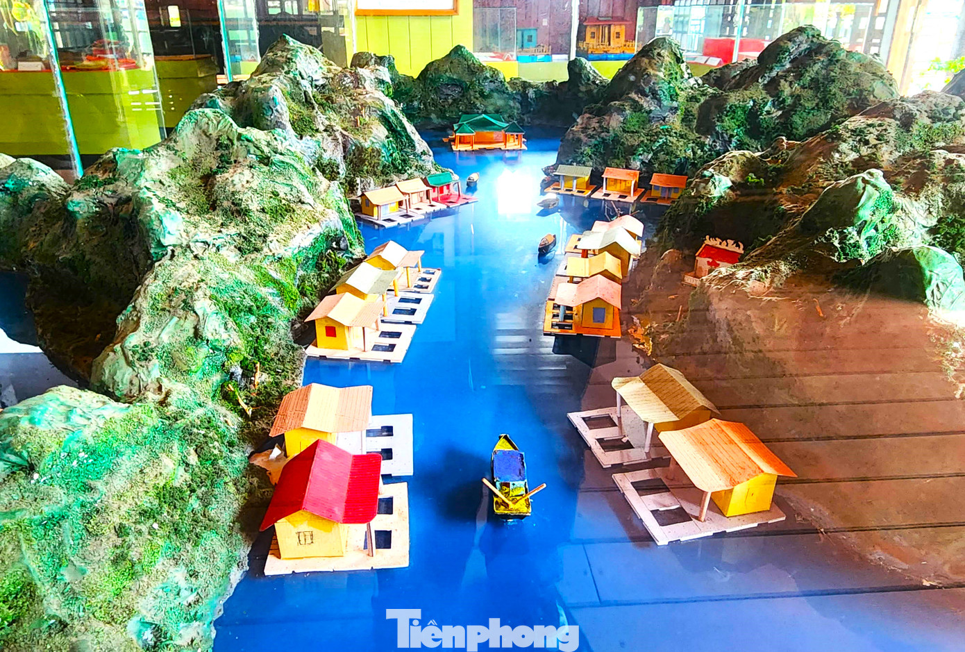 Nền văn hóa Soi Nhụ của vịnh Hạ Long có lịch sử cách ngày nay ít nhất 25.000 năm, kế tiếp là văn hoá Cái Bèo, gạch nối giữa văn hoá Soi Nhụ và văn hoá Hạ Long ngày nay.